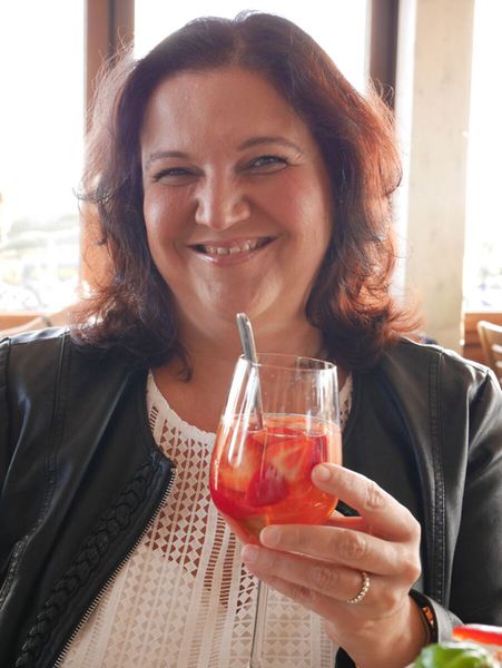 Lilli Kos (IT-BUSINESS) genießt einen Drink nach einem super tollen Tag (BenQ)