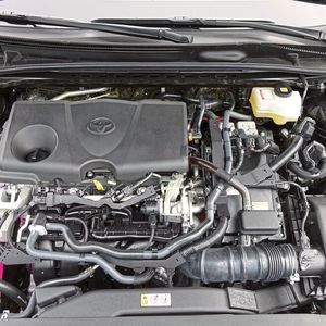 Der Benzin-Elektro-Zwitter besteht aus einem 2,5-Liter-Vierzylinder mit 177 PS und einer E-Maschine mit 88 kW. Macht nach Toyota-Rechnung zusammen 218 PS Systemleistung.(Bild:  Sven Prawitz/»Automobil Industrie«)