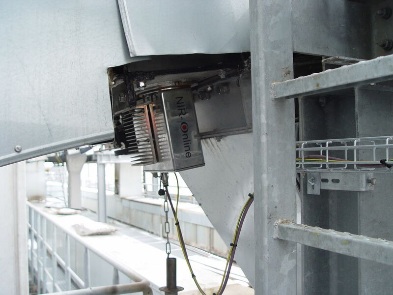 Am Ausgang der Pressanlage misst ein NIR-Online-Industriespektrometer den Feuchte- und Ölgehalt des Schrotes. (Bild: Bunge Deutschland)