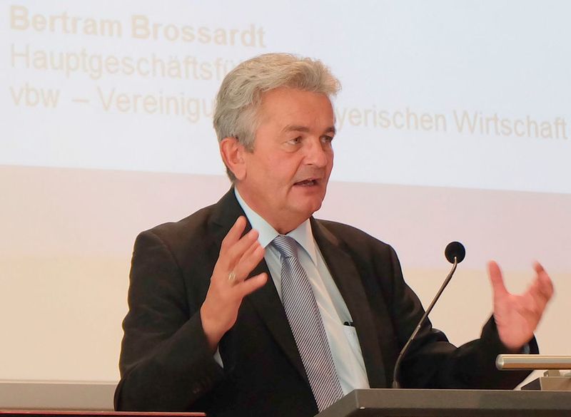 vbw-Hauptgeschäftsführer Bertram Brossardt. „Die Chancen der neuen Technologien sind groß und die Risiken nach bisherigem Stand beherrschbar. In vielen Bereichen bergen die Neuentwicklungen sogar das Potenzial, eine Gefährdung für Menschen und Sachen im Vergleich zum Status Quo zu verringern.“ (Schreier)
