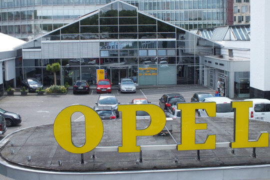 Das Autozentrum West in der Kölner Oskar-Jäger-Straße ist nach dem Umbau wiedereröffnet worden. (Foto: AZ West)