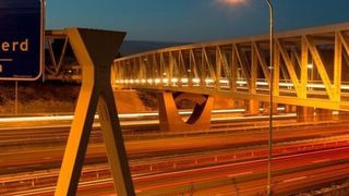 Die Leichtbaubrücke über die A27 bei Rijnsweerd (Niederlande) ist 140 m lang. (Bild: DSM)