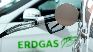 Günstiger Kraftstoff, teurere HU: Das Prüfen von Gasautos ist aufwändiger als bei anderen Pkw. (Bild: Zukunft Erdgas e.V.)