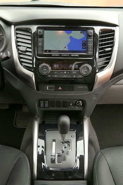 Die Armaturentafel und die Mittelkonsole des L200 sind neu gestaltet und erzielen in Chrom- und Klavierlack-Ausführung einen wertigen Eindruck. (Foto: Mitsubishi)