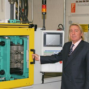 Allplastik-Geschäftsführer Björn Lefnaer vor einem seiner Spritzgießautomaten für die Herstellung der robusten und jetzt auch mit Metall gefüllten Polyethylen-Kabelbinder vom Typ Allplastik-Blitzbinder.