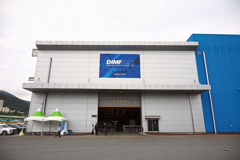 Das Werk in Seongju, der zweite Ausstellungsort der DIMF, wurde mit einer Produktionsinfrastruktur ausgestattet, die für großformatige Werkzeugmaschinenmodelle für Branchen wie die Öl-, Gas- und Luftfahrtindustrie optimiert ist. Ausgestellt wurden Großmaschinen für die Bearbeitung großer Teile, darunter das vertikale Drehzentrum mit Stößel, das für die Luft- und Raumfahrtindustrie optimiert ist, die Mehrzweck-Brückenfräse für Anwendungen wie die Bearbeitung von Formen und ein Bearbeitungszentrum für spezielle Anwendungen, bei denen die Reibrührschweißtechnik zum Einsatz kommt. (Bild: DN Solutions)
