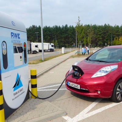 Elektrofahrzeug an einer Ladestation: Das Öko-Institut hat im Auftrag des VDE einen neuen Online-Rechner veröffentlicht. In diesem können die Gesamtkosten eines genutzten Elektro-, Diesel-, Benzin- oder Hybridautos visualisiert und verglichen und nach Kostenbestandteilen aufgeschlüsselt werden.(Bild:  Nissan)