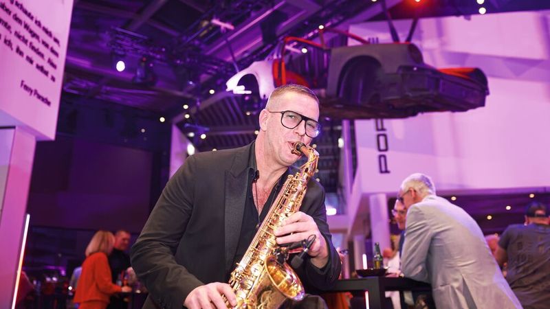Ein Saxofonspieler sorgte, neben den Darbietungen anderer Künstler, für die musikalische Umrahmung des Eröffnungsabends. (Bild: Ulf Schaumlöffel)