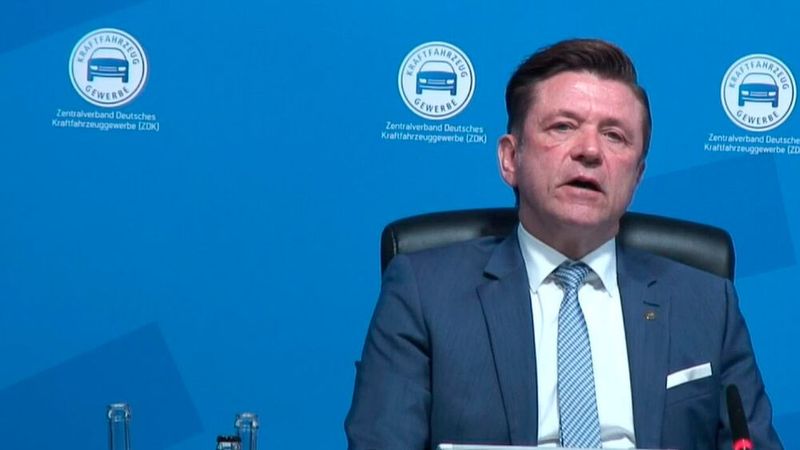 Vizepräsident und Bundesinnungsmeister Wilhelm Hülsdonk wies auf die Ergebnisse der aktuellen Blitzumfrage hin, die auch einen Einbruch im Servicegeschäft um mehr als 30 Prozent zeigt.   (Bild: Pfaff/»kfz-betrieb«)