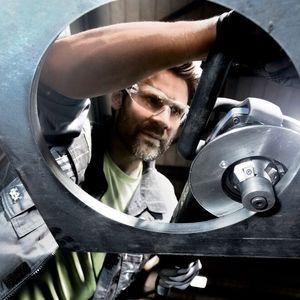 Abhilfe schafft zum Beispiel der Kantenfräser Trutool TKA 1500 von Trumpf. Hier bei der sicheren Bearbeitung eines Kreisausschnitts in einem Blechteil...(Bild:  Trumpf)