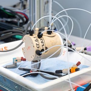 Einer von Vielen: Jeder Reaktor ist über hunderte von Metern von Schläuchen an mehrere Zu- und Ableitungen für Gase und Flüssigkeiten sowie an diverse Messinstrumente angeschlossen.(Bild:  Empa)