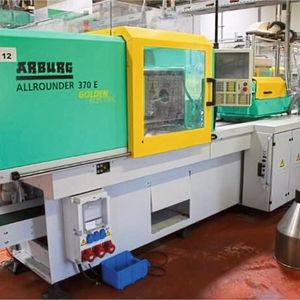 Gleich drei Spritzgießmaschinen vom Typ Arburg-Allrounder 370E Golden Electric kommen bei HT unter den Hammer. Auch ihre Schließkraft liegt bei 600 Kilonewton. Baujahr 2017.(Bild:  HT)