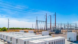 Hier blickt man auf ein Areal, auf dem Batteriespeicher stehen. Sie sorgen dafür, dass das Stromnetz stabil Energie liefert, wenn Solar- oder Windkraftanlagen wegen ungünstigen Bedingungen schwächeln. Doch der Einsatz von Speichern muss auch gut überlegt werden ... (Bild: Tennet)