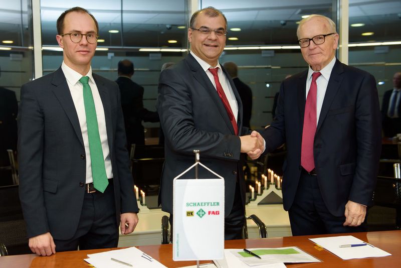 Alexander Parfinovich, CEO von Naco Technologies, Dr. Yashar Musayev, Leiter Kompetenzzentrum Oberflächentechnik bei Schaeffler, und Professor Valery Mitin, Mitgründer von Naco (von links) freuen sich nach Abschluss der Vertragsverhandlungen auf die  Zusammenarbeit. (Bild: Schaeffler/Kaspars Garda)