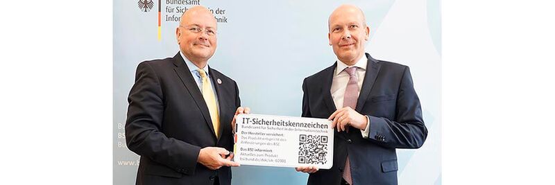 BSI-Präsident Arne Schönbohm (links) überreicht Lancom-CTO Christian Schallenberg das IT-Sicherheitskennzeichen.