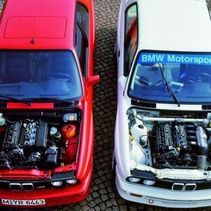 Vierzylinder Hightech: der M3 1987 in der Straßen- sowie in der Rennversion.(Foto:  BMW)