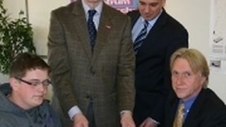 Azubi Lukas Klomp, Dr. Thomas Köster von der HWK Düsseldorf, Klaus Bresser von der Kreishandwerkerschaft Mönchengladbach und Kfz-Innungsobermeister Peter Fischer sind besorgt über den Fachlehrermangel. (Archiv: Vogel Business Media)