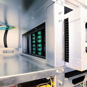 Bild 4: Batteriemodul im Aufnahmefach des Racks; eine millimetergenau gefertigte Modulaufnahme wäre technisch möglich, die Toleranzen in der Praxis aber noch immer zu groß für eine zuverlässige Verbindung.(Bild:  Phoenix Contact)
