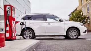 Plug-in-Hybride boomen – und stehen gleichzeitig unter Beschuss. (Bild: Mitsubishi)