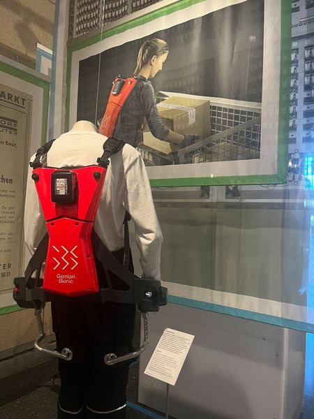 Moderne Technologien bieten jedoch auch viel Unterstützung. So etwa Exoskelette. (© cm)