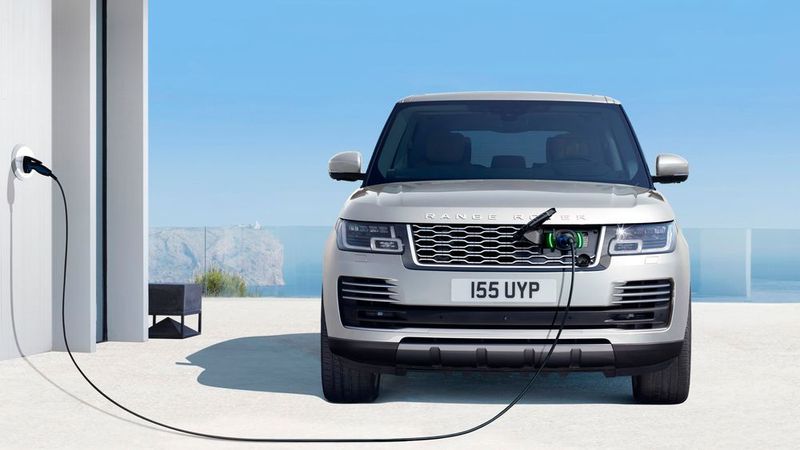 Um E-Autos zu laden, gibt es mehrere Möglichkeiten. Eine davon sind Wandladestationen: Die sogenannte Wallbox beschleunigt den Ladevorgang zuhause und stellt zwischen 3,6 und 22 kW an Ladeleistung zur Verfügung. (Land Rover)