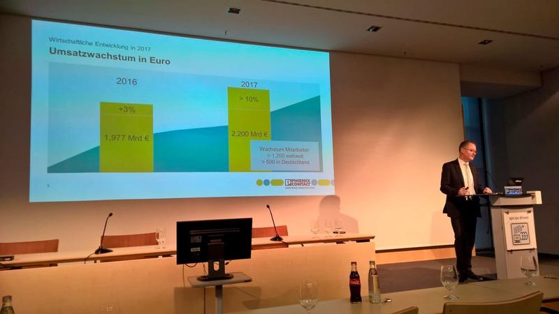 Der Geschäftsführer von Phoenix Contact, Roland Bent,verkündet auf der Messe einen Umsatz von über 2 Milliarden Euro in diesem Geschäftsjahr.  (I.Stotz/elektrotechnik)