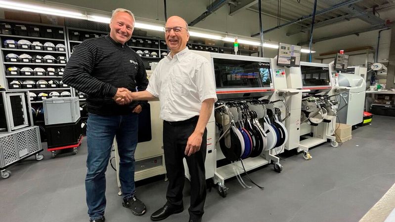 Magnus Michael (links), Geschäftsführer von Holtkamp, und Jörg Stöcker (rechts),  Geschäftsführer von Multi Components.(Bild:  Holtkamp)