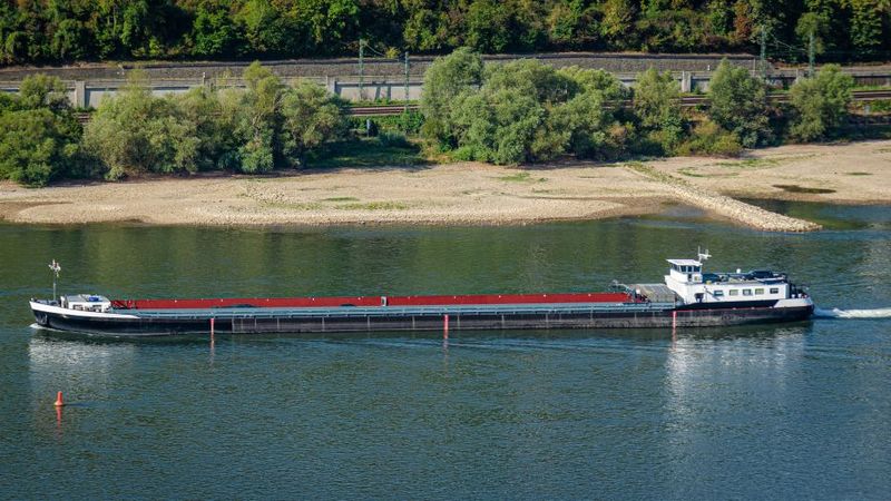 Niedrigwasser auf dem Rhein: bei weiter sinkenden Pegelständen drohen zusätzliche Einschränkungen für die Binnenschifffahrt.(Bild:  © iStock I A-Tom)
