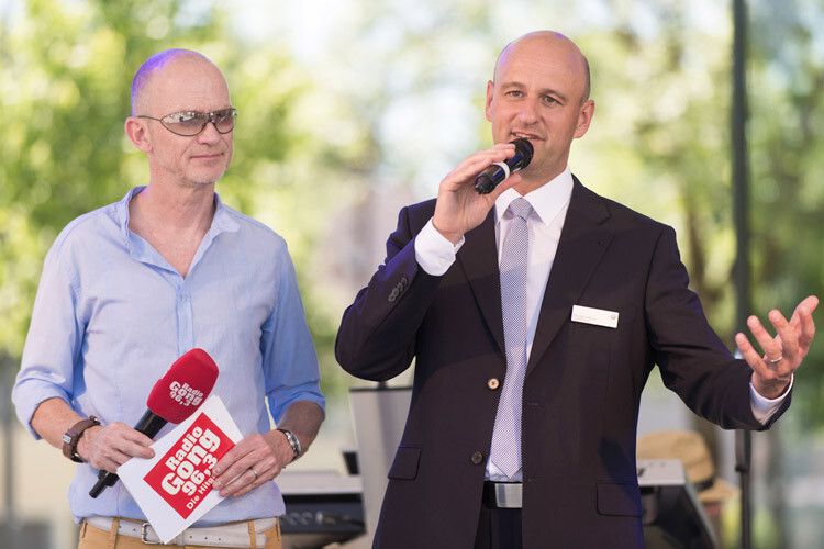 Michael Sommer, Geschäftsführer der Automag GmbH (re.), und Radio-Gong-Moderator Mike Thiel eröffneten das Autohaus. (Foto: Automag)
