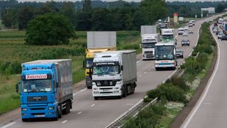 Das wird nach Ansicht des Bundesverbands Güterkraftverkehr Logistik und Entsorgung (BGL) noch bis mindestens Mitte des Jahrhunderts ein Anblick sein. Denn der Lkw als Transportmittel werde noch lange nicht ersetzt werden können. Lesen Sie, warum. (Bild: S. Souci)