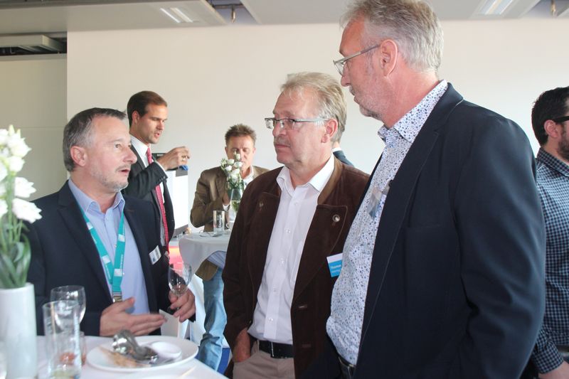 Peter Schittko (C4B) im Gespräch mit Thomas Müller und Jürgen Ramoser (beide Ostertag Solutions AG) (Bild: C4B)