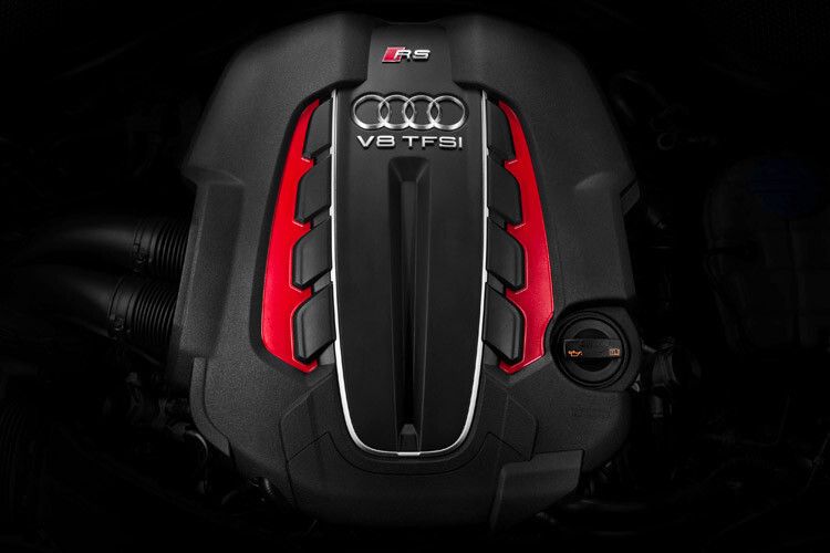 Unter der Haube steckt ein V8, der im Vergleich zum Vorgänger nicht nur zwei Zylinder, sondern auch 20 PS weniger hat. (Foto: Audi)