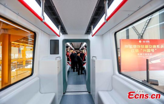 Blick in den Innenraum der neuen Schwebebahn(Bild:  China News Service/Zhang Chang)