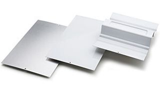 Bei der richtigen Beschichtung können kleine Kratzer solchen Hutblechen nichts anhaben – sie verschwinden wieder von selbst. (Fraunhofer ISC/Knud Dobberke)