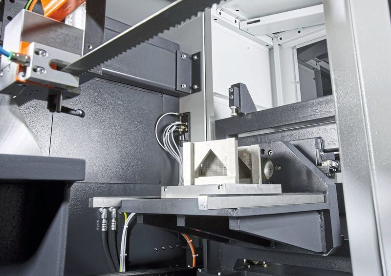 Die Bandsäge Kastowin amc verfügt über eine 180 °-Wendevorrichtung, mit der sich die Werkstücke quais Überkopf bearbeiten lassen. Das hat diverse Vorteile für Maschine und Werkzeug und Prozess. (Kasto)