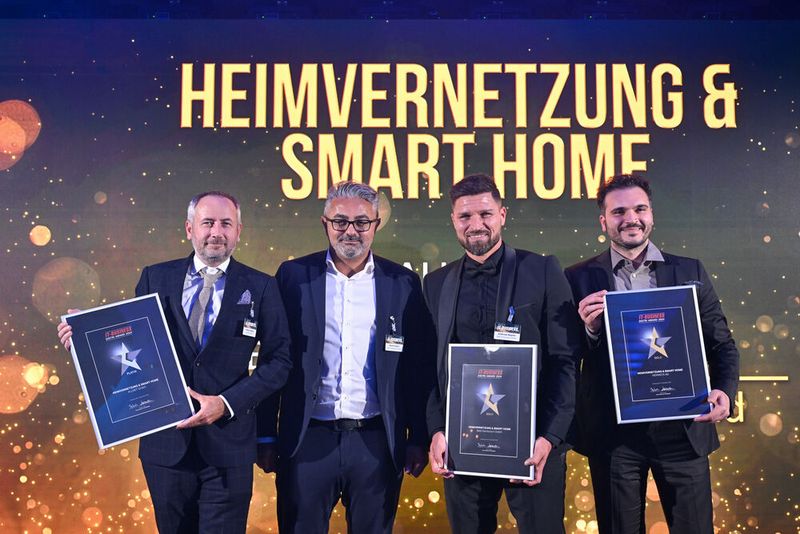 Die strahlenden Sieger der Kategorie „Heimvernetzung & Smart Home“: Franjo Vukoja, Allnet (Platin), Murat Arpaci und Andreas Bajohr, BAB (Gold) sowie Sergio Gagliardi, Herweck (Gold) (Bild: Hannes Magerstädt)