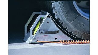 Bild 1: Elektrokeile sind über ein Spiralkabel mit der Rampensteuerung verbunden. Erst wenn sie fachgerecht unter das Rad gelegt worden sind, wird der Verladevorgang freigegeben. (Archiv: Vogel Business Media)