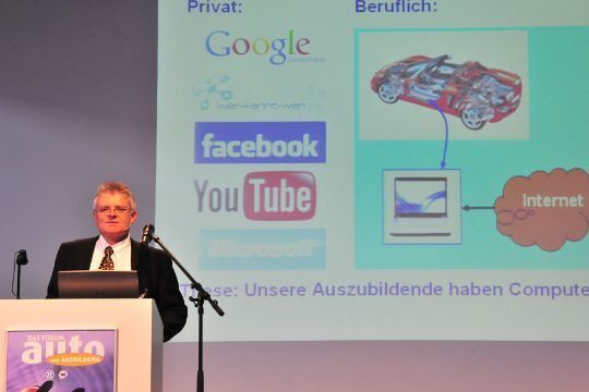 ZDK Referent Joachim Syha erläuterte die technischen Voraussetzungen für eine Online-Prüfung und stellte einen IT-Fitnesstest vor, den Unternnehmer für die Bewerberauswahl nutzen können. (Archiv: Vogel Business Media)