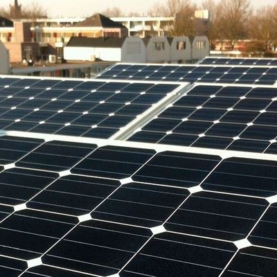 The massive integration of utility-scale solar photovoltaics demands BESS platforms equipped with high-power-density inverters to mitigate generation intermittency.  (Source: Pixabay)