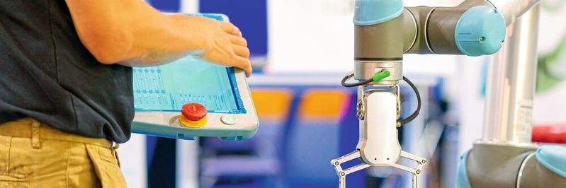 Cobots ermöglichen einen konstengünstigen Einstieg in die Automatisierung bislang manuell ausgeführter Prozesse – ohne komplizierte Programmierung.(Bild:  Nay - stock.adobe.com)