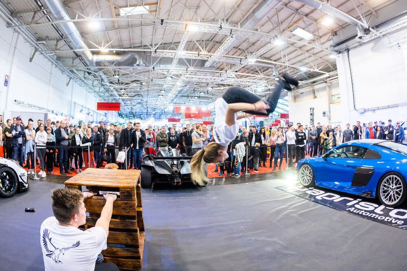 Die Power kommt nicht nur aus den Motoren, sondern auch aus den Darbietungen. (Messe Essen)