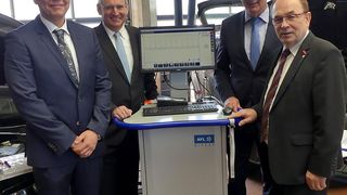 Offizielle Übergabe der AVL-Diagnosestationen (v. li.): Ralf Kerssenfischer, neuer AVL-Ditest-Geschäftsführer; Matthias Dingfelder, Leiter der Fahrzuegakademie, Harald Hahn, bisheriger AVL-Ditest-Geschäftsführer; Walter Heußlein, Präsident der Handwerkskammer für Unterfranken. (Schmidt/»kfz-betrieb«)