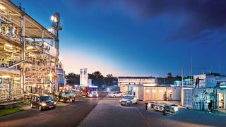 Refuels können jetzt in fast allen Fahrzeugen eingesetzt und in absehbarer Zeit in großen Mengen hergestellt werden. (Bild: Markus Breig und Amadeus Bramsiepe, KIT)