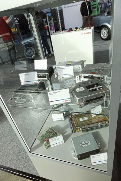 Je jünger die Baujahre, desto mehr Elektronik: Bosch stellte sein Angebot in Sachen Oldtimer-Komponenteninstandsetzung aus. (Bild: Dominsky –  »kfz-betrieb«)