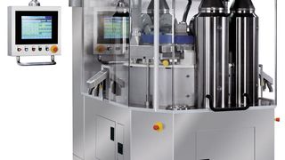 Transparente Maschinenschutztüren von Hecker, kalt-gekantet aus 12 mm dickem Makrolon (Polycarbonat). Verzugsfreie Elemente, eigensteif ohne Profilverstärkung. (Bild: Hecker)