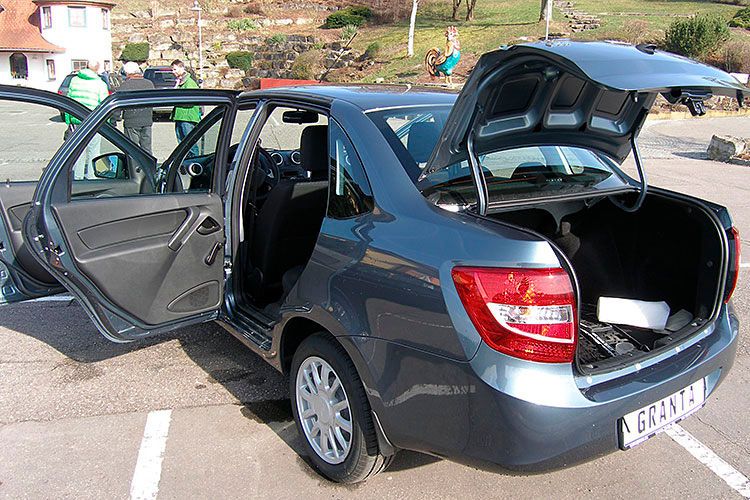 Hierzulande gibt es auch den Lada Granta, doch der ist bisher fast unverkäuflich. (Foto: Grimm)