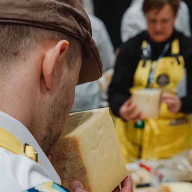 Blind, ohne sichtbare Markenzeichnen und ohne Angaben zu Herkunft und Hersteller, beurteilten Jurorinnen und Juroren 5'244 Käse aus 46 Ländern. (Bild: ©Switzerland Cheese Marketing)