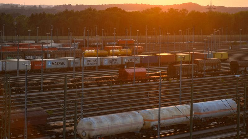 Güterzugleistungen werden immer mehr angefragt. Die DB InfraGO arbeitet daher verstärkt an neuen Lösungen. (Bild:  Deutsche Bahn | Max Lautenschläger)