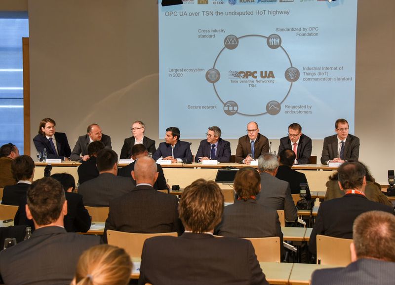 Von links: Auf der SPS IPC Drives verkündeten Wolfgang Leindecker (TTTech), Hans Krattenmacher (SEW), Fabrice Jadot (Schneider Electric), Rahman Jamal (NI), Martin Dubé (Cisco), Stefan Schönegger (B&R) und Jan Hücker (ABB) die Partnerschaft. (TTTech)