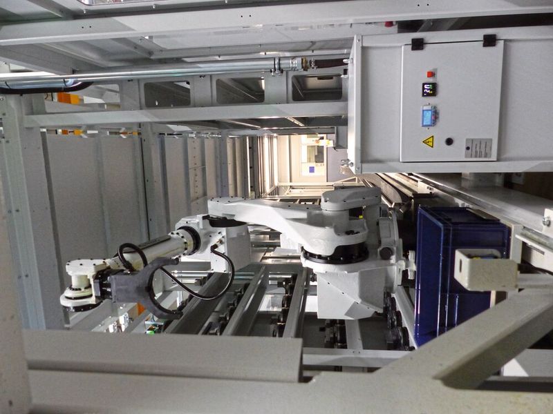 Der 6-Achs-Roboter auf Schiene von Gibas handelt Bauteile sowohl für die Bearbeitungszentren wie auch für eine Waschmaschine plus eine Zeiss-Messmaschine. (Bild: Fehlmann)